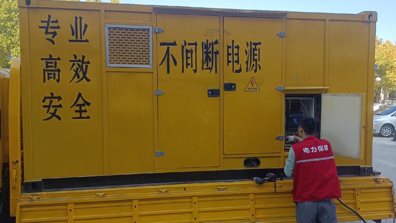 安泽柴油发电机组和UPS电源配合使用时，如何避免切换过程中的电力中断？